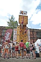 lezecká stěna na festivalu Colours of Ostrava